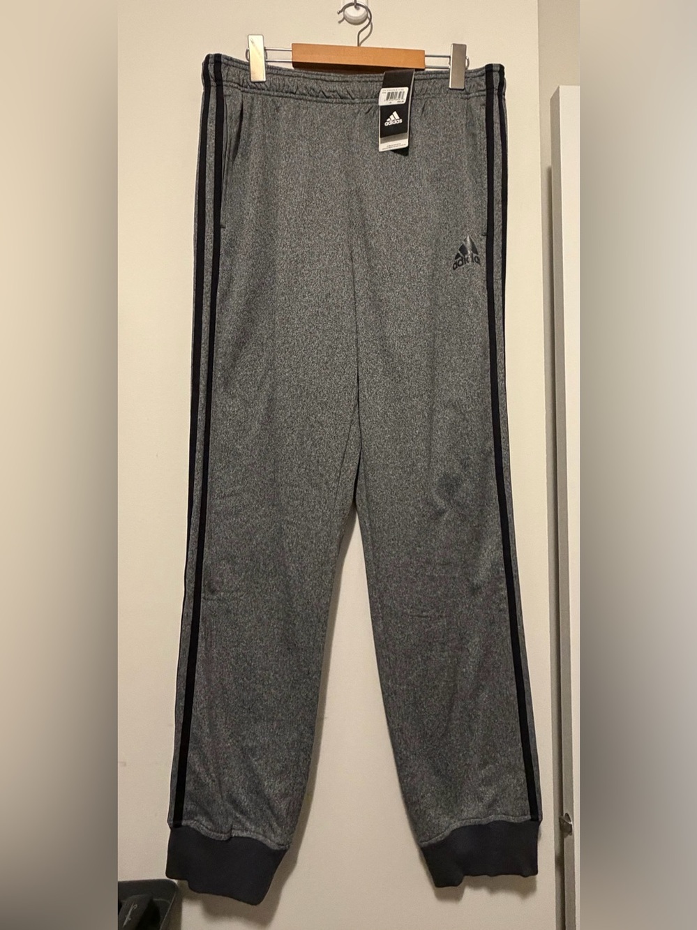 BNWT Men’s Adidas essentials jogger fleece sweatpants size large